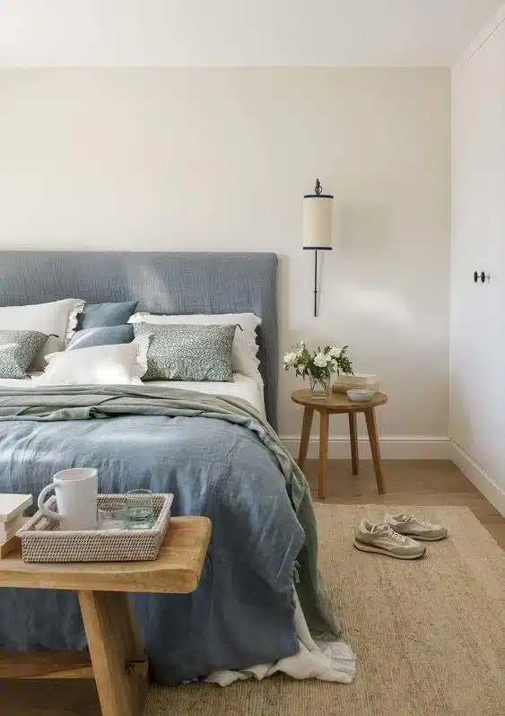 Dormitorio con pared marfil y decoracion azul claro o azul cielo