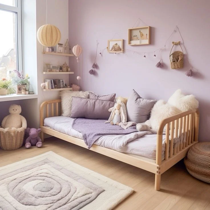 Habitacion pequeña para nenas en tonos lilas o lavandas
