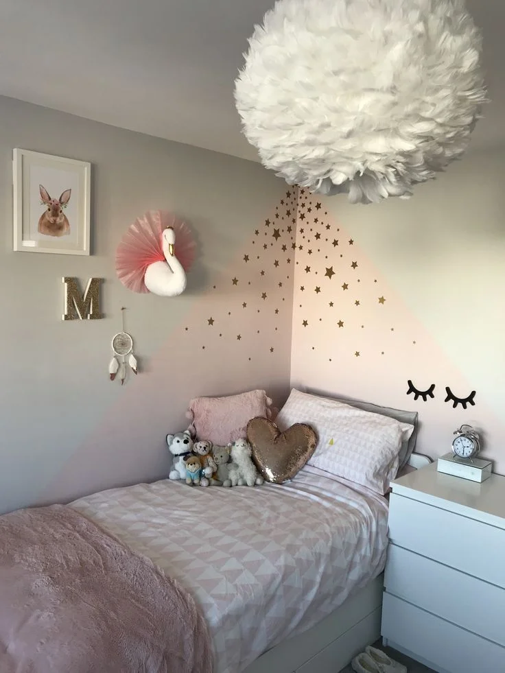 Habitacion pequeña para nenas gris claro y rosa suave