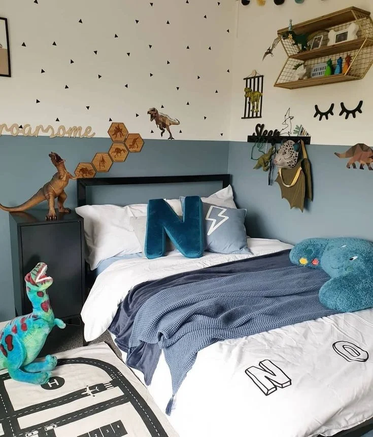 Habitacion pequeña para niños azul cielo y blanco
