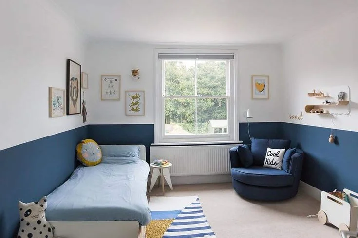 Habitacion pequeña para niños azul marino y blanco