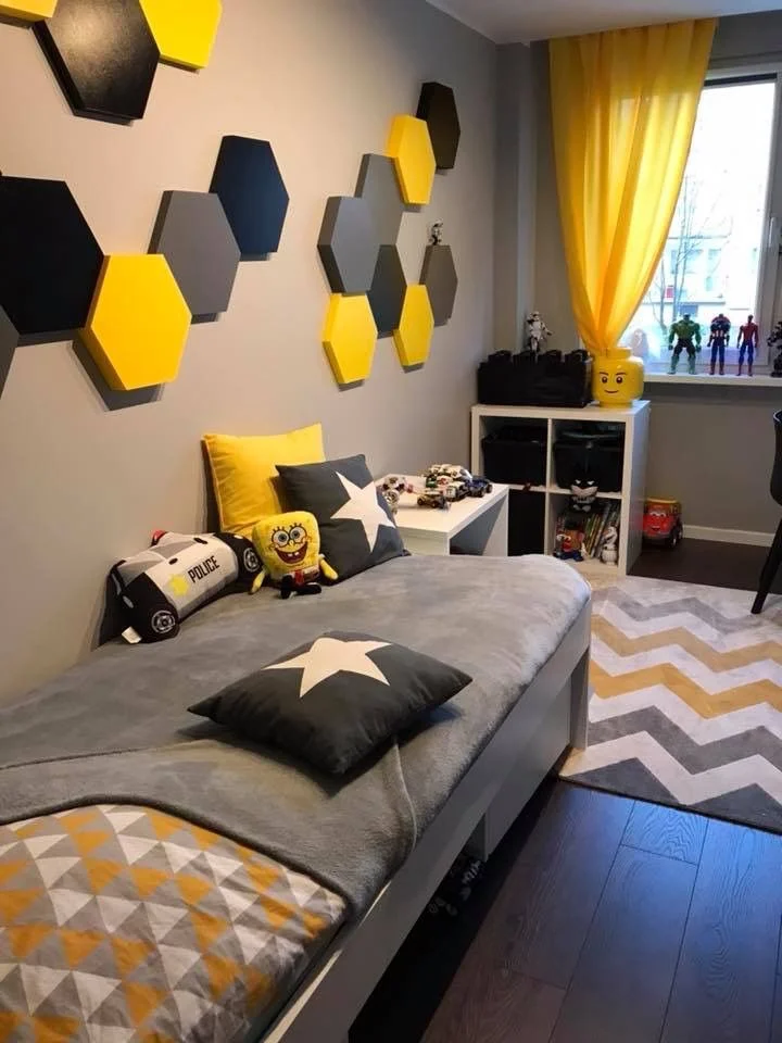 Habitacion pequeña para niños gris y amarillo mostaza
