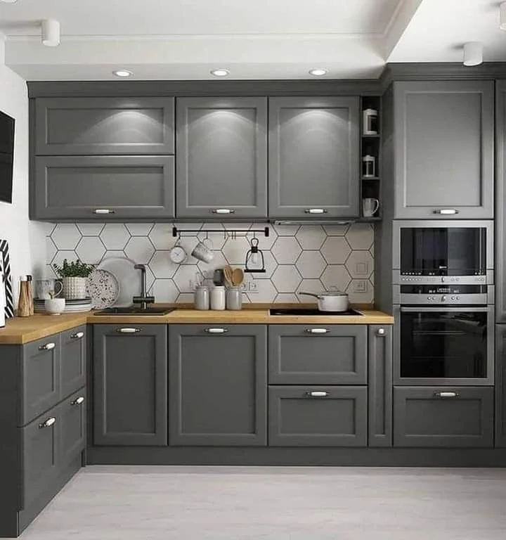Cocina pequeña con mueble gris oscuro mesada madera y revestimiento hexagono blanco