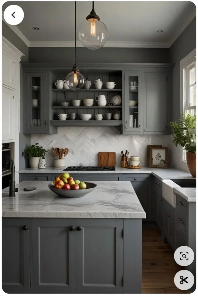 Cocina pequeña con mueble gris oscuro mesada y revestimiento simil marmol
