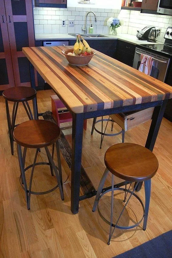 Cocina con isla pequeña Negra con mesada de madera estilo industrial