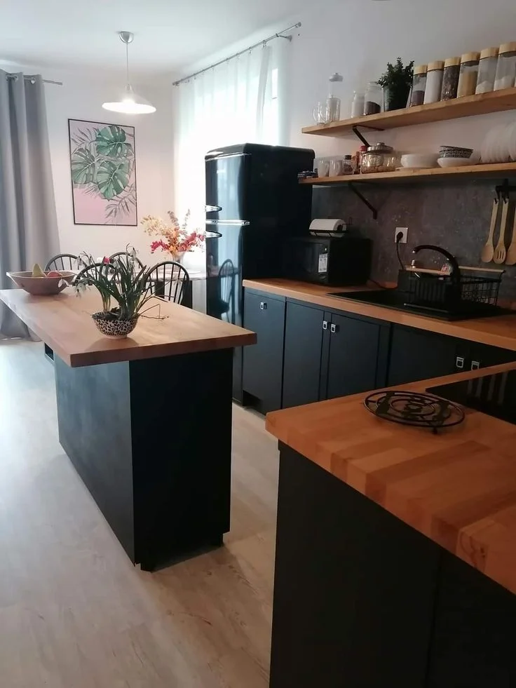 Cocina con isla pequeña Negra con mesada de madera