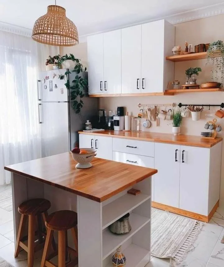 Cocina con isla pequeña blanca con mesada de madera
