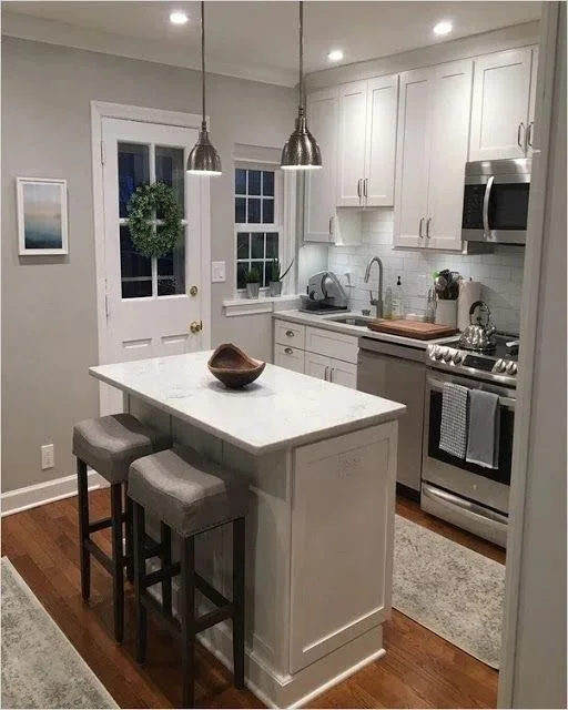 Cocina con isla pequeña blanca y clasica