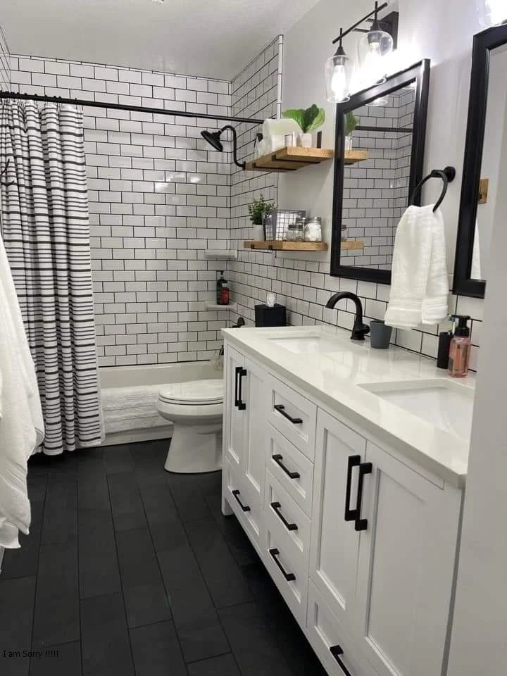 Baño pequeño en blanco y negro