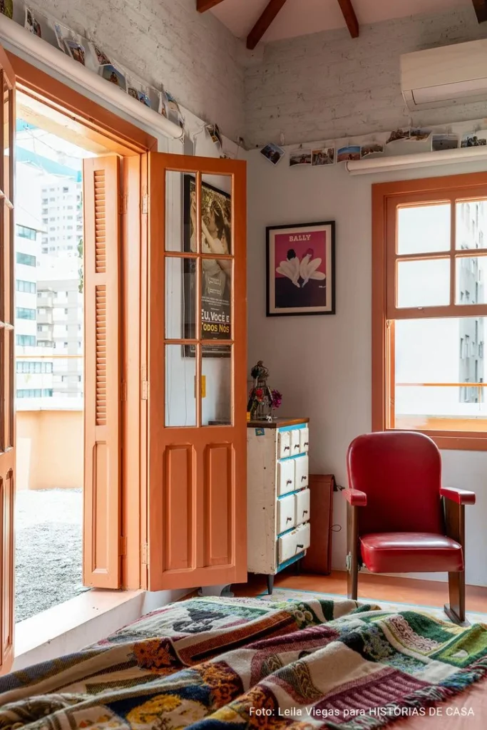 Casas con Puertas y ventanas naranja claro