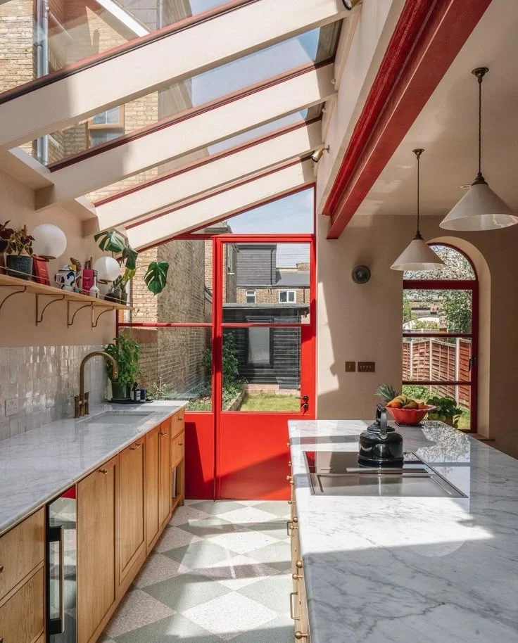 Casas con Puertas y ventanas rojas
