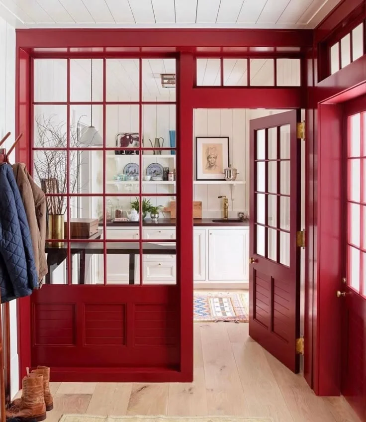 Casas con Puertas y ventanas rojo bordo