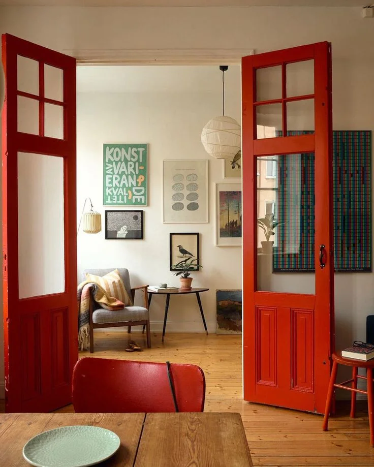 Casas con Puertas y ventanas rojo fuerte
