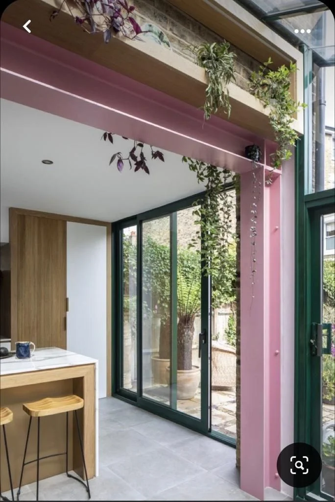 Casas con Puertas y ventanas verde oscuro