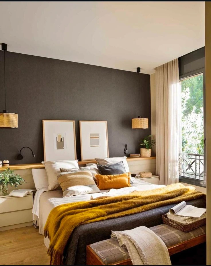 Dormitorio paredes gris oscuro combinado con beige y mostaza