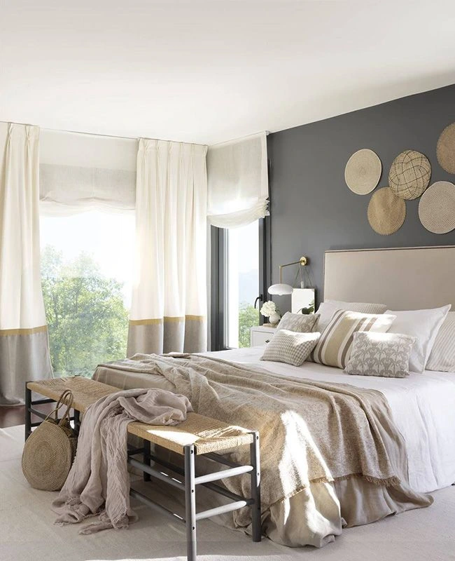 Dormitorio paredes gris oscuro combinado con beige