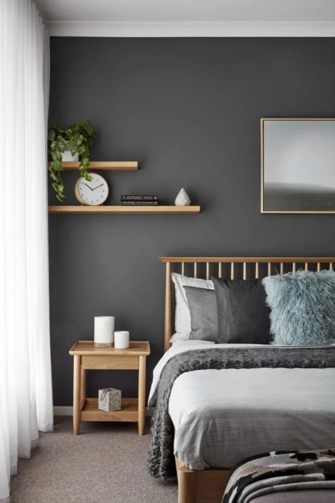 Dormitorio pequeño gris ocuro con muebles de madera