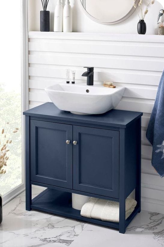 Muebles azul en baños pequeños