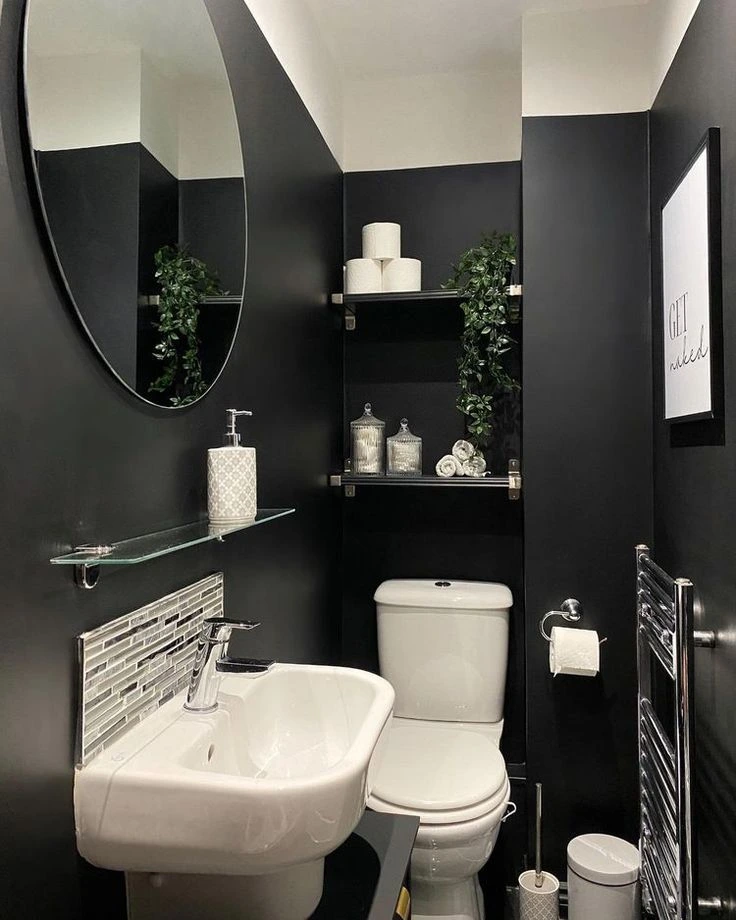 baño pequeño en blanco y negro pared negra