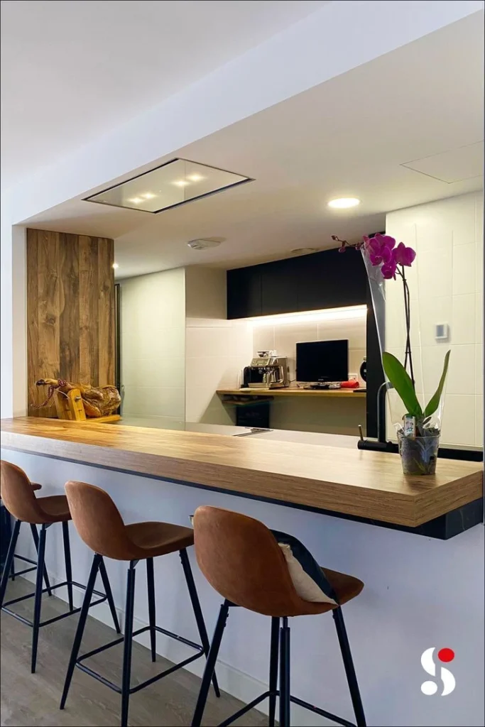 isla de cocina pequeña con luces empotradas
