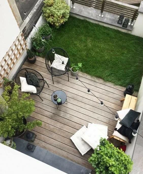 Patio pequeño con deck de madera natural