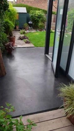 Patio pequeño con piso de cemento alisado negro
