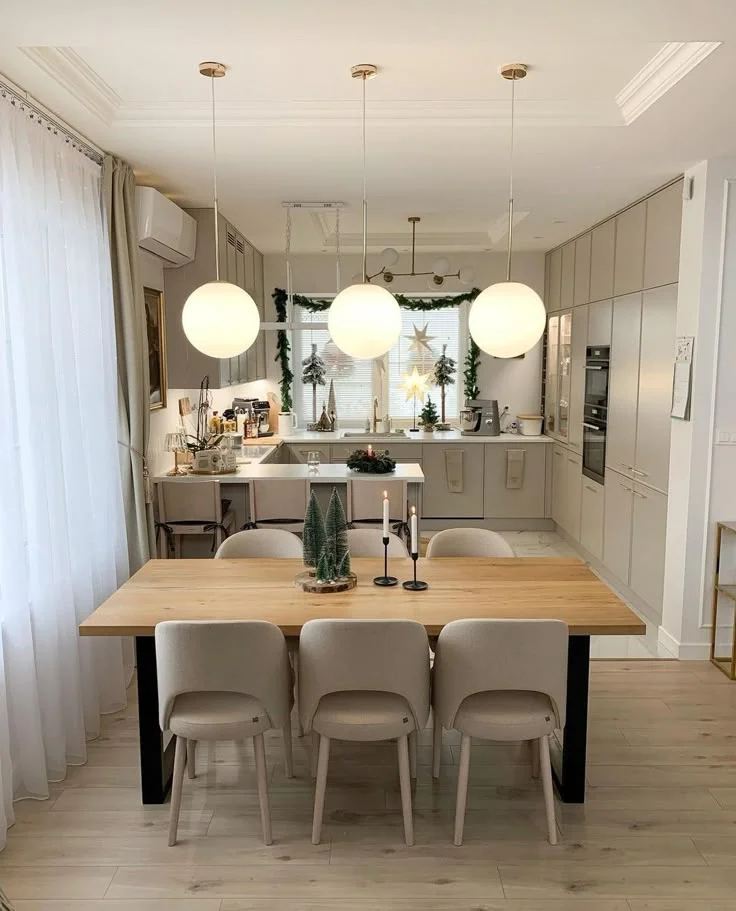 cocina comedor con piso de madera clara