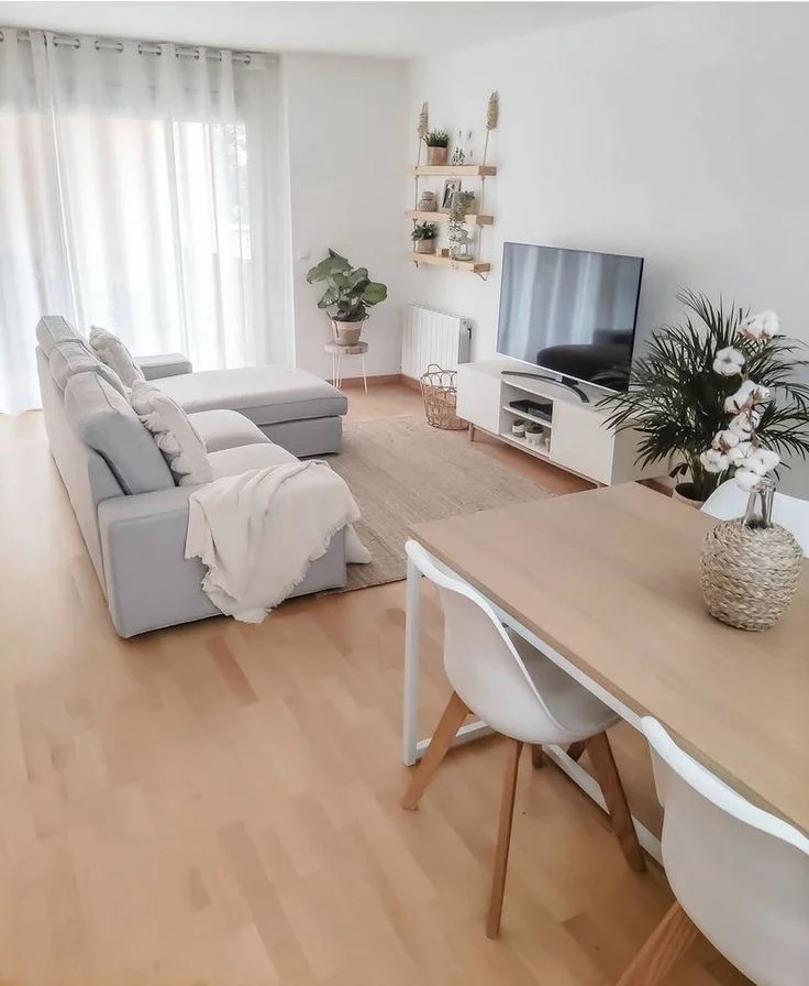 muebles claros sobre pisos de madera clara