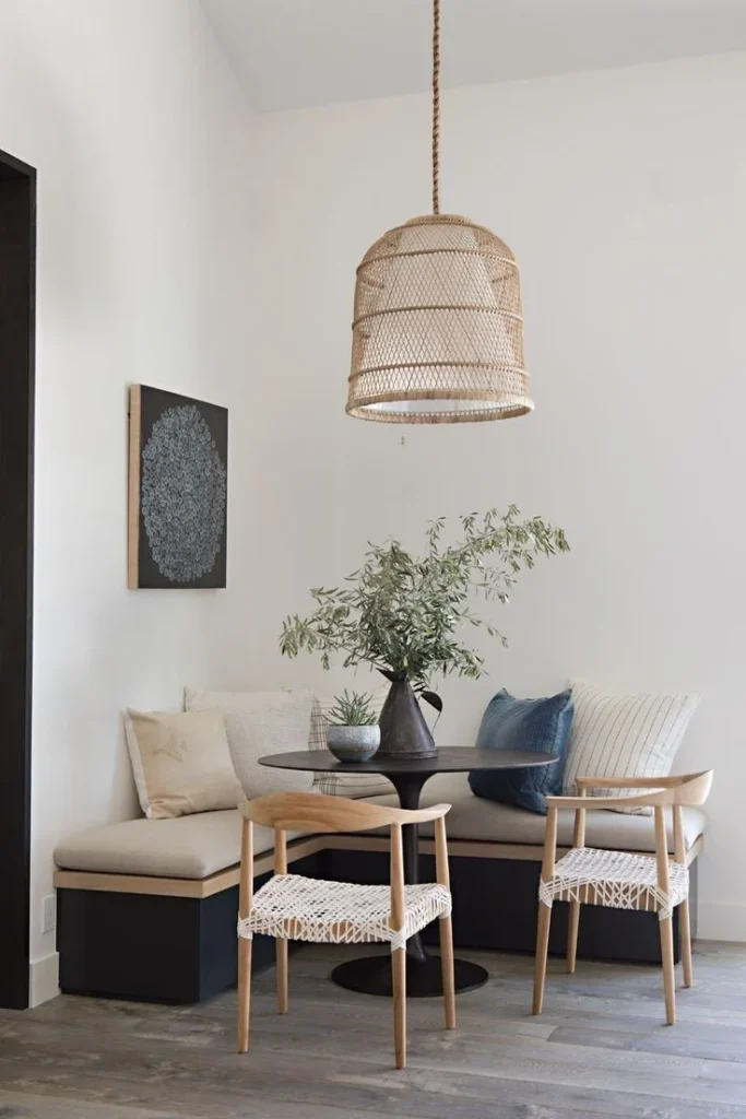 muebles negros sobre pisos de madera clara