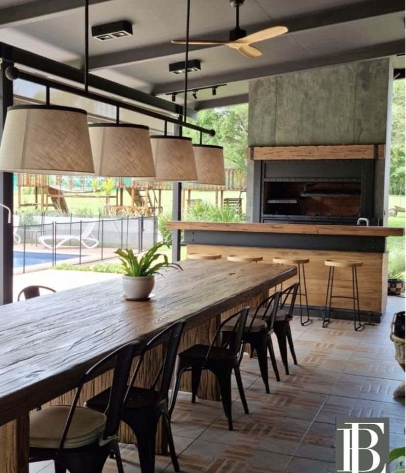 quincho pequeño estilo rustico moderno con madera recuperada